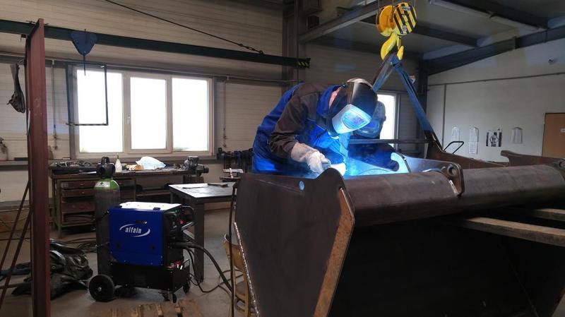 Invertorová svářečka aXe 320 PULSE SMART H2O AL + zemnící kabel + adaptér + plyn. hadička