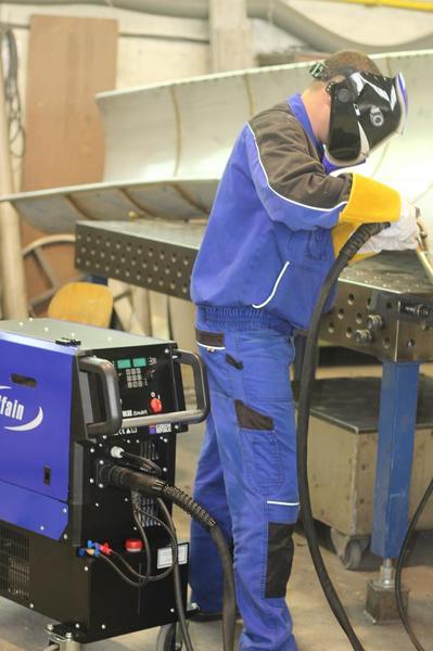 Invertorová svářečka aXe 320 PULSE SMART H2O AL + zemnící kabel + adaptér + plyn. hadička