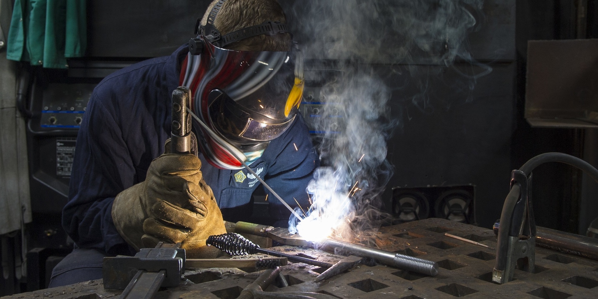 Svařování MMA obalovanou elektrodou – ilustrační fotografie